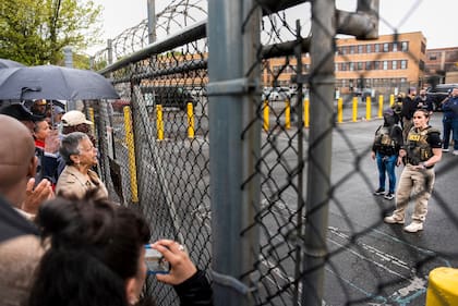 En varias comunidades, la creación de empleos choca con el rechazo a participar en un sistema que vecinos y activistas consideran una represión injusta contra migrantes