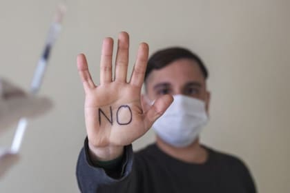 En varias partes del mundo hay grupos que se oponen a las vacunas contra la Covid-19