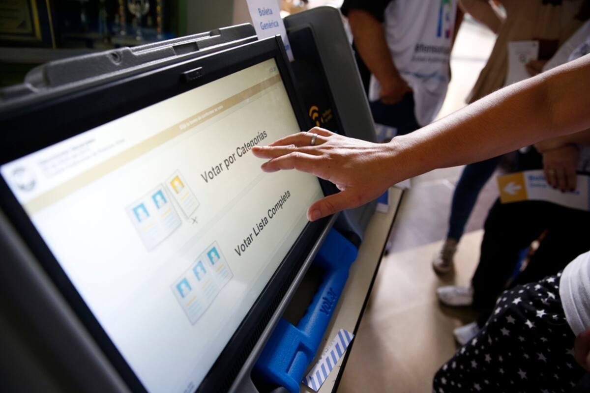 En varios colegios los votantes pudieron probar como será la boleta electrónica que se utilizará en las generales