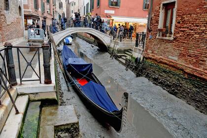 En Venecia, un paisaje insólito: los canales se quedaron sin agua