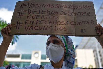 En Venezuela hay un fuerte reclamo para la llegada de vacunas, mientras la gente se las arregla como puede