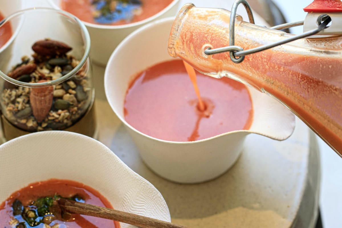 En verano, las sopas frías de verduras son ideales para solucionar cualquier comida.