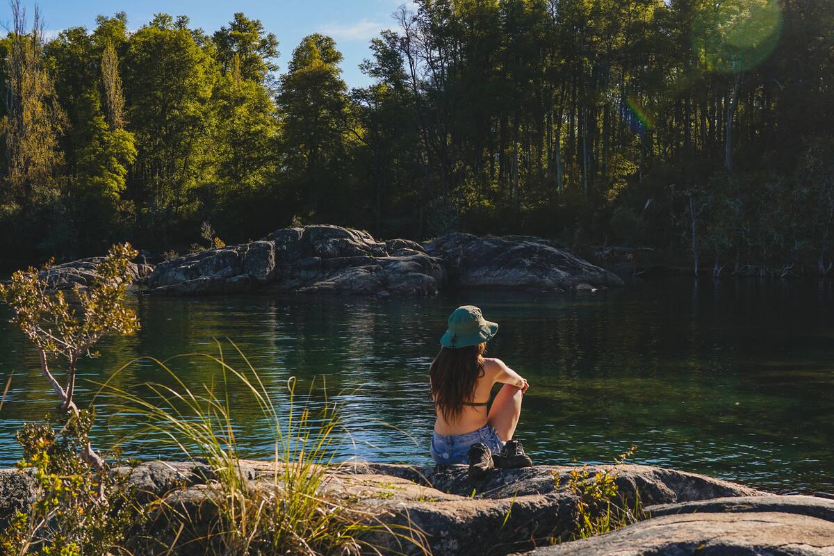 En verano, los lagos, siempre fríos, invitan a refrescarse en San Martín de los Andes