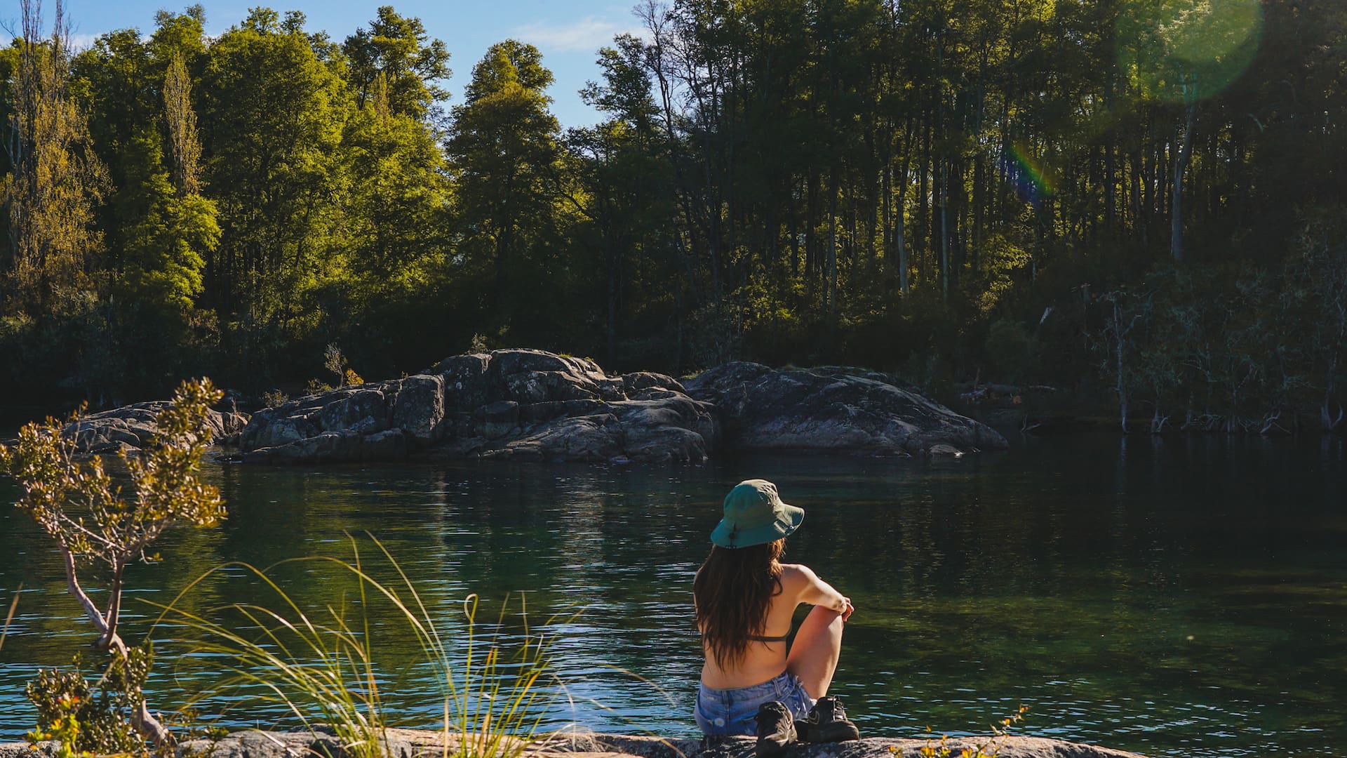En verano, los lagos, siempre fríos, invitan a refrescarse en San Martín de los Andes