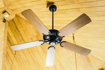En verano se recomienda que las aspas del ventilador giren en sentido antihorario para empujar el aire hacia abajo y hacerle frente a la ola de calor