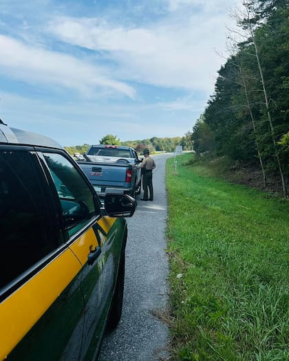 En Vermont, un hombre fue detenido tras enseñar el dedo medio a un oficial de policía (imagen ilustrativa)