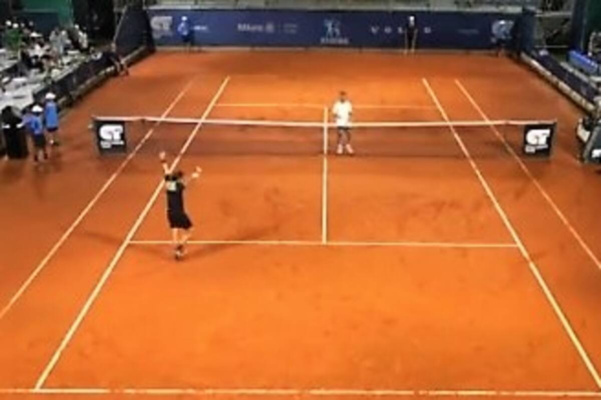 En Verona, el momento en el que el argentino Marco Trungelliti gana el partido, tras el insólito abandono del francés Hugo Gaston