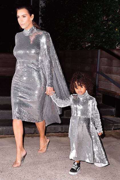 En versión "mini Kim": pailletes en el vestido firmado por Vetements y zapatillas para un look de alto impacto.