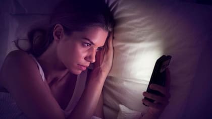 En vez de llevarte el teléfono contigo a la cama, prueba a dejarlo en otra habitación.