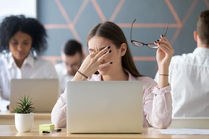 En vez de utilizar unos lentes de luz azul antes de acostarte, la solución más simple es dejar de usar el teléfono una o dos horas antes de dormir