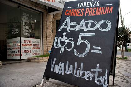 En Vicente López. el carnicero Marcelo Capobianco dolarizó el precio tras la devaluación