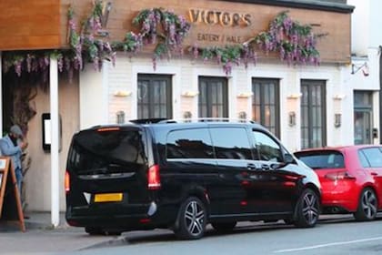En Victor's, Alejandro Garnacho organizó una cena íntima a la que llegó en una camioneta negra.