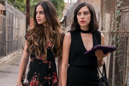 En Vida, las hermanas Emma y Lynn Hernández (Mishel Prada y Melissa Barrera) regresan al barrio de su infancia luego de la repentina muerte de su madre