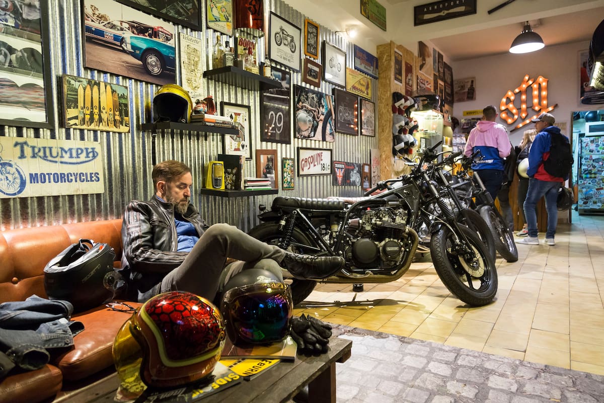 En Villa Crespo se juntan los fanáticos de las motos clásicas, que salen de recorrida una vez al mes