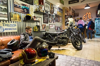 En Villa Crespo se juntan los fanáticos de las motos clásicas, que salen de recorrida una vez al mes