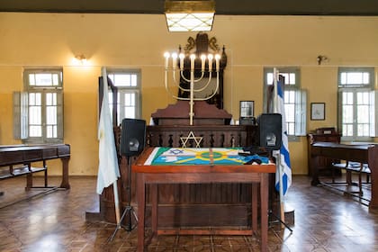 En Villa Domínguez, la sinagoga reúne la comunidad.
