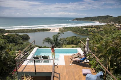 En Villa Gardena, en Praia do Rosa, las habitaciones tienen vista al mar.