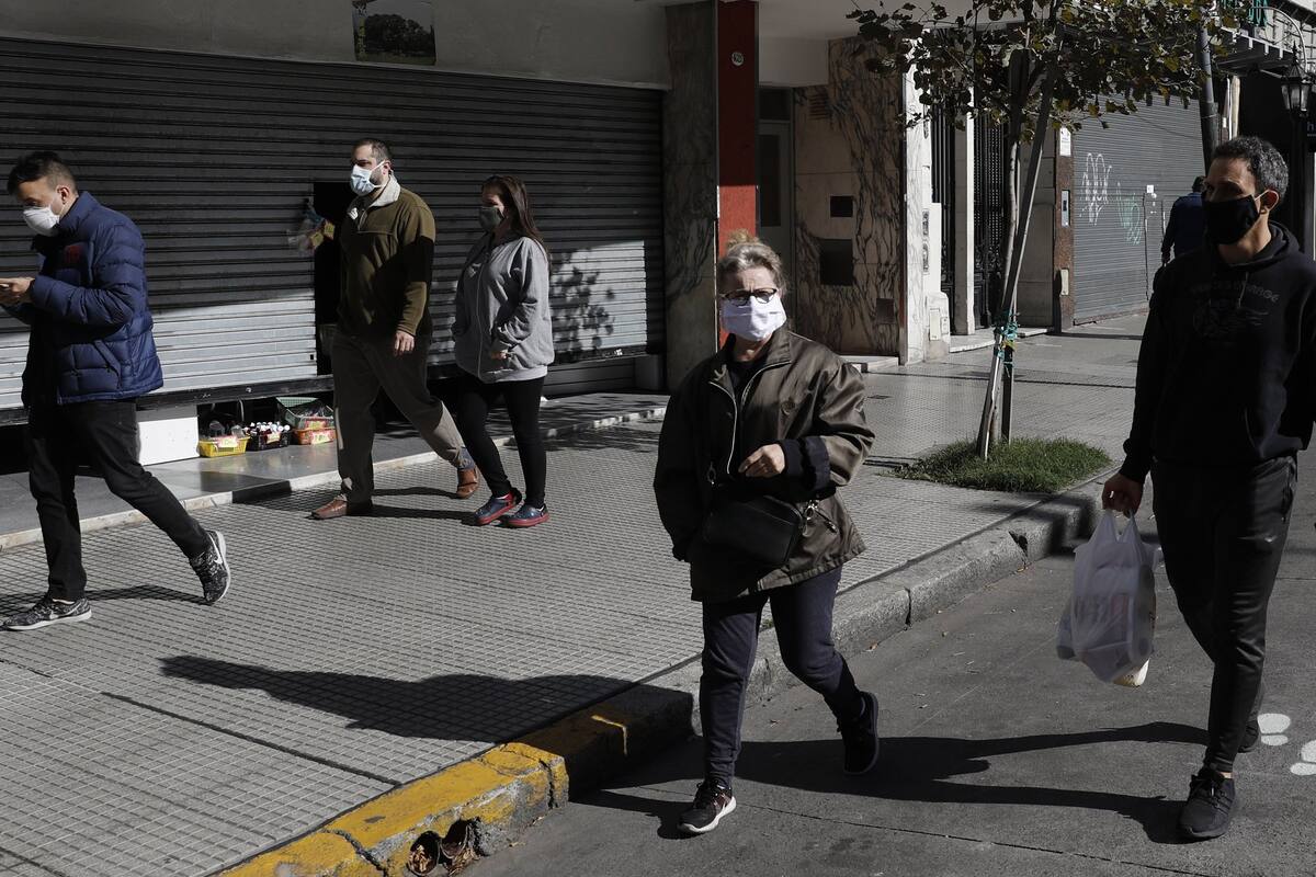 En Villa Urquiza, ayer los vecinos transitaban con barbijo y por el sendero marcado especialmente para mantener la distancia social