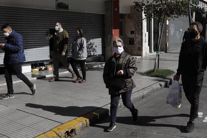 En Villa Urquiza, ayer los vecinos transitaban con barbijo y por el sendero marcado especialmente para mantener la distancia social