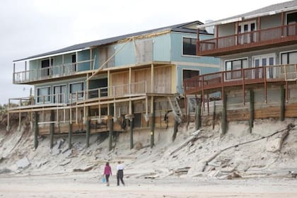 En Villano Beach (nordeste de Florida), las casas frente al mar sufren el impacto de la erosión causada por el huracán Irma y tres norestadas
