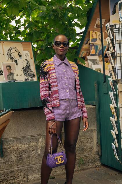 En violeta, uno de los tonos de la temporada, la actriz Lupita Nyong'o en el desfile de Alta Costura de Chanel