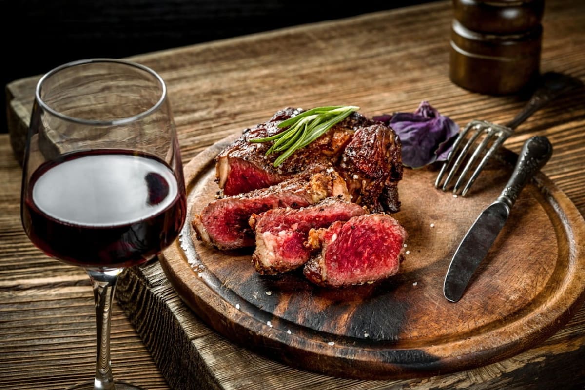 En virtud de sus taninos, el Cabernet Sauvignon funciona muy bien con las carnes rojas