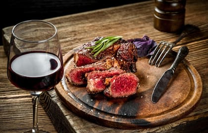 En virtud de sus taninos, el Cabernet Sauvignon funciona muy bien con las carnes rojas