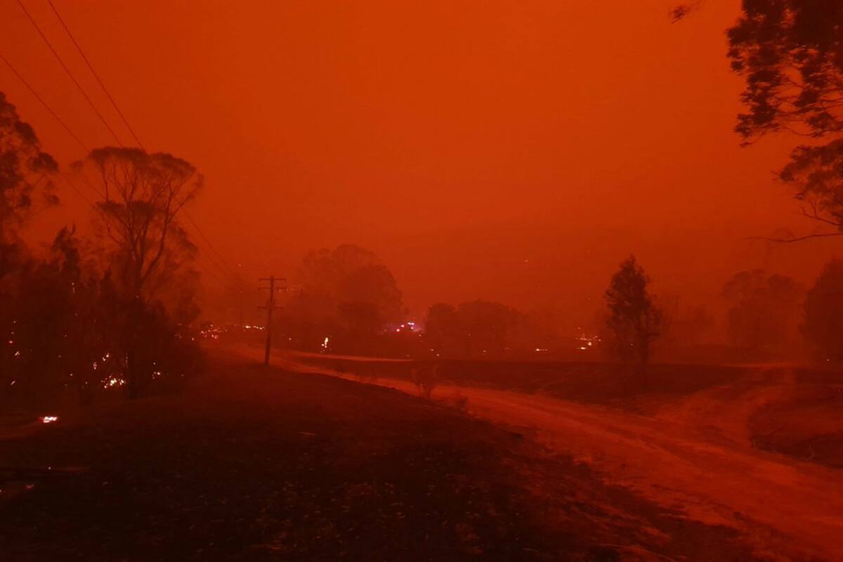 En vísperas de año nuevo, el fuego y el humo producto de los incendios forestales daban un espeluznante color al pueblo de Nerrigundah en Australia