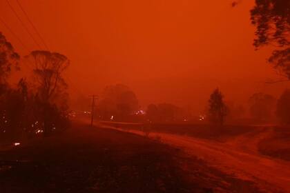 En vísperas de año nuevo, el fuego y el humo producto de los incendios forestales daban un espeluznante color al pueblo de Nerrigundah en Australia