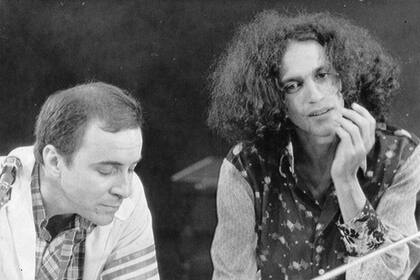 En ¡Viva la revolución! (Crítica) se reúnen los artículos que el gran historiador británico escribió sobre un continente que lo fascinaba. El texto que publicamos como adelanto fue escrito en 1962. En la foto, Joao Gilberto junto a Caetano Veloso