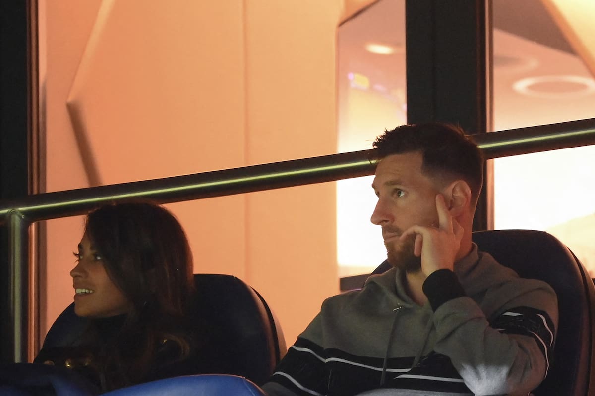 En vivo: el vuelo de regreso, del Monumental a la casa de PSG, le permitió a Leo Messi y su mujer estar presentes en el sufrido triunfo
ante Angers (Photo by FRANCK FIFE / AFP)