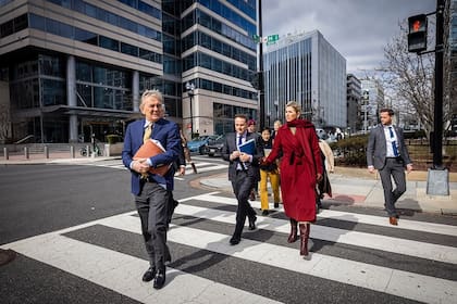 En Washington D. C. la reina se lució con un elegante abrigo rojo con botas, bufanda y guantes (Foto: Instagram @koninklijkhuis)