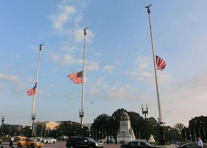 En Washington D. C., las banderas se colocan a media asta durante el Día de los Patriotas (Wikimedia Commons/T. H. Kelly)