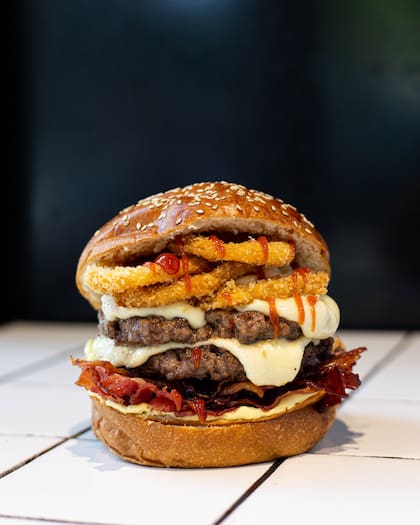 En Williamsburg: doble medallón de carne de asado, queso, panceta, aros de cebolla crocantes con panko y pan de papa.