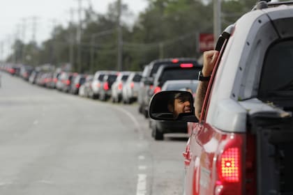 En Wilmington, Carolina del Norte, hay largas colas para cargar nafta