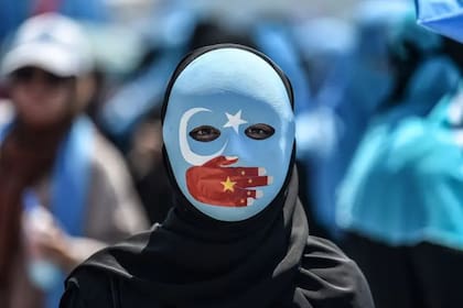 En Xinjiang, grupos de derechos humanos han documentado la detención de un millón de musulmanes uigures