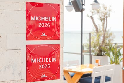 En Yalikavak, Turquía: las placas de la Guía Michelin 2025 y 2026, ubicadas en un elegante comedor al aire libre