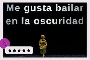 En "Yo bailo", una bailarina en la oscuridad ilumina el escenario