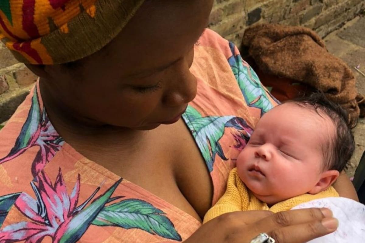 Ena no estaba preparada para lidiar con la catarata de comentarios respecto al color de su hija