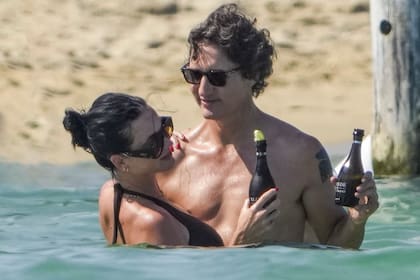 Enamoradísimos, hubo baños de mar con cerveza en mano