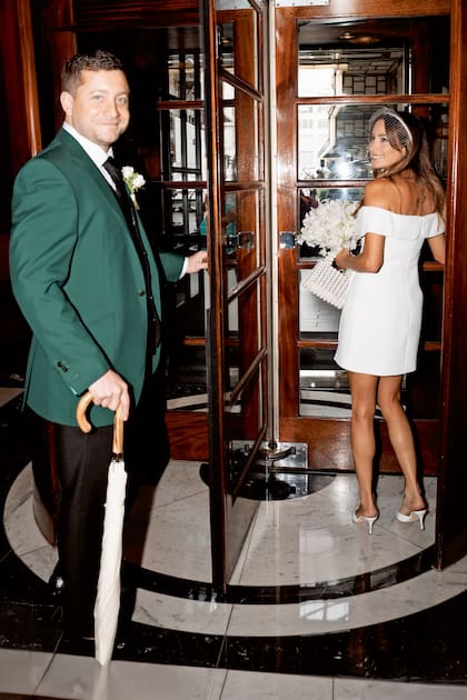 Enamoradísimos. Tras la ceremonia, la pareja partió rumbo a The George, un icónico pub londinense del siglo XVIII, en donde habían organizado una celebración íntima con sesenta invitados.