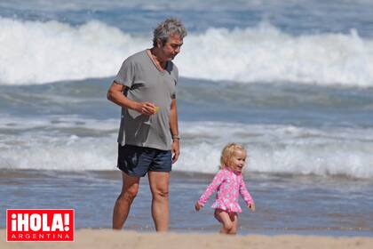 "Enamorado" de Ella Bluebird, la hija de Anita Álvarez de Toledo y Aleto Álvarez, la custodia en sus incursiones al mar.