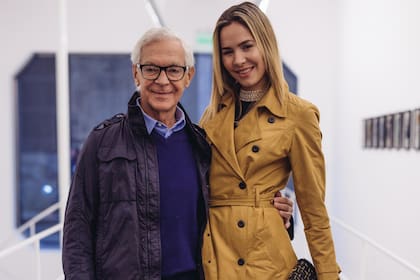 Enamorado. Eduardo Costantini y su novia fueron a la inauguración de La superación de la guerra, la primera exposición individual de Magdalena Jitrik