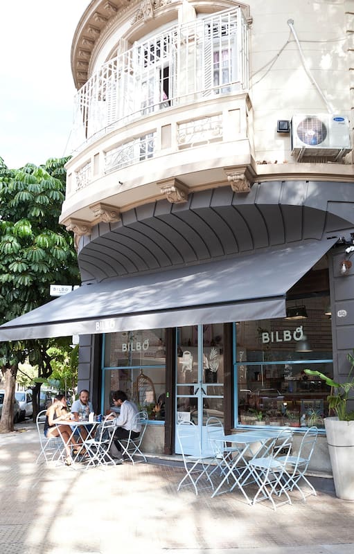 Enamorados del mundo del café de especialidad, dos hermanos y un amigo crearon el singular Bilbo en una tranquila esquina de la zona menos explorada de Villa Crespo.