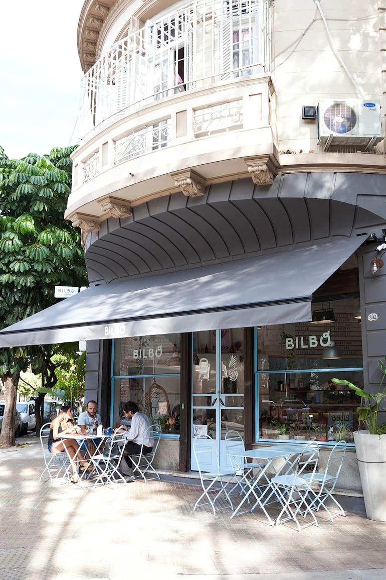 Enamorados del mundo del café de especialidad, dos hermanos y un amigo crearon el singular Bilbo en una tranquila esquina de la zona menos explorada de Villa Crespo.