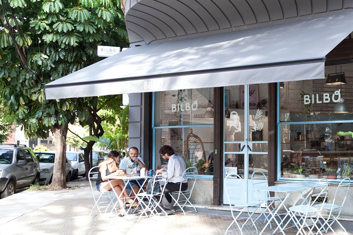 Enamorados del mundo del café de especialidad, dos hermanos y un amigo crearon el singular Bilbo en una tranquila esquina de la zona menos explorada de Villa Crespo.