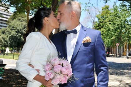 Enamorados. Pablo Duggan y su futura esposa se mostraron muy felices al llegar al registro civil