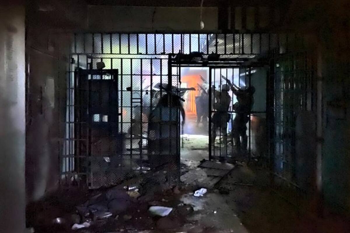 Encabezadas por el ministro Marcelo Sain, tropas especiales de la policía y el Servicio Penitenciario de Santa Fe recuperaron el control del penal de Las Flores