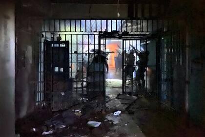 Encabezadas por el ministro Marcelo Sain, tropas especiales de la policía y el Servicio Penitenciario de Santa Fe recuperaron el control del penal de Las Flores