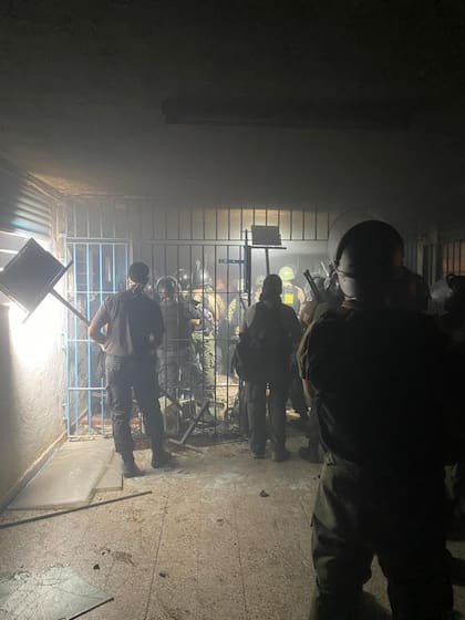 Encabezadas por el ministro Marcelo Sain, tropas especiales de la policía y el Servicio Penitenciario de Santa Fe recuperaron el control del penal de Las Flores
